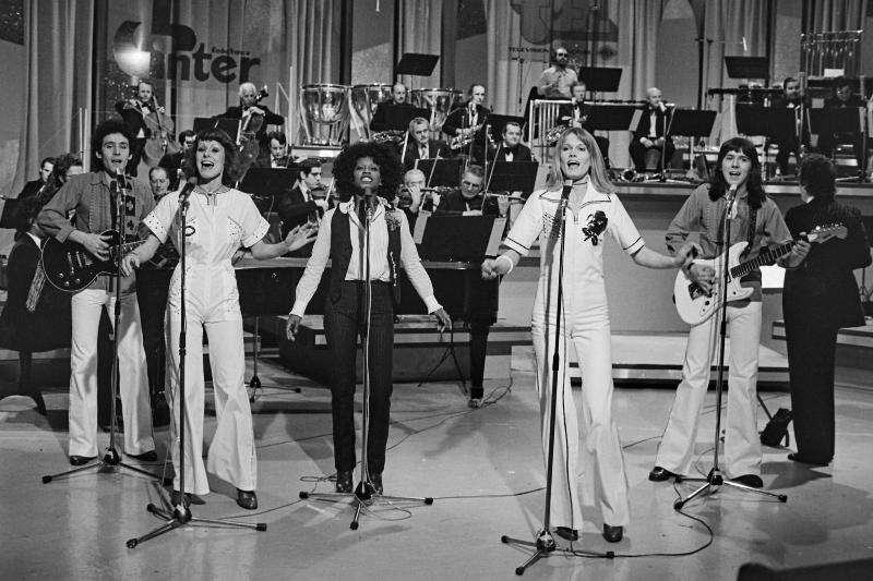 Un mick micheyl tableau aux couleurs vives, une expression artistique unique, montrant l’énergie scénique de l’artiste traduite sur toile.